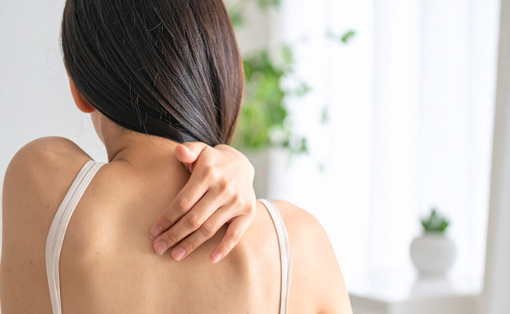 赤くなった肌にアロエジェルを塗っているイメージ